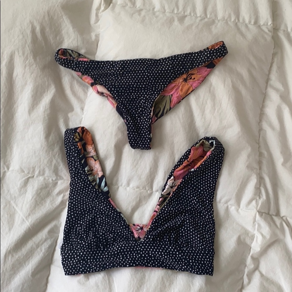 Cheeky reversible bikini set. Billabong